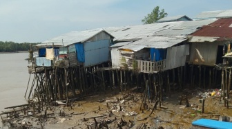 Belasan Rumah Terdampak Longsor, 4 Terseret ke Sungai di Indragiri Hilir