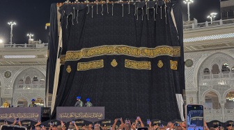 Petugas melakukan proses penggantian kain penutup Ka'bah atau kiswah di Masjidil Haram, Makkah, Arab Saudi, Senin (15/6/2026) waktu setempat. [ANTARA FOTO/Citro Atmoko/sgd]