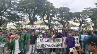 Mahasiswa Blokir Jalan di Lapangan Merdeka Medan: Program Prabowo-Gibran Jadi Ladang Koruptor