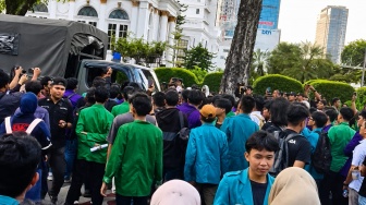 Truk TNI Dihadang Lewat Saat Mahasiswa di Medan Demo: Hanya Ojol yang Boleh Lewat