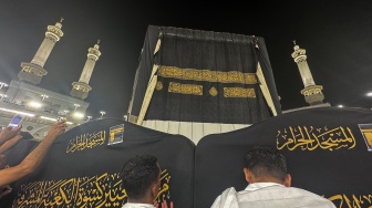Umat Islam memanjatkan doa saat berlangsung proses penggantian kain penutup Ka'bah atau kiswah di Masjidil Haram, Makkah, Arab Saudi, Senin (15/6/2026) waktu setempat. [ANTARA FOTO/Citro Atmoko/sgd] 

