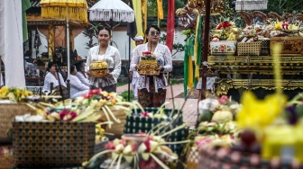 Umat Hindu membawa banten atau sesajen saat mengikuti persembahyangan Hari Galungan di Pura Pitamaha, Palangka Raya, Kalimantan Tengah, Rabu (17/6/2026). [ANTARA FOTO/Auliya Rahman/bar]