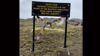 Papan informasi menyambut para pendaki di kawasan Annapurna Base Camp, Nepal, yang menjadi salah satu destinasi trekking populer di Pegunungan Himalaya, Jumat (29/5/2026). [Suara.com/Rizka Chaerani] 