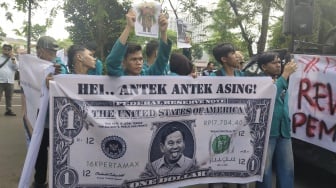 'Kami Butuh Solusi, Bukan Narasi', Mahasiswa Kritik Kebijakan Pemerintah Saat Demo di DPRD Sumut
