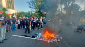 Barisan Mahasiswa Pecah, Kobaran Api di Depan Grahadi Jadi Penutup Aksi