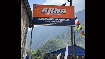 Papan nama Annapurna Approach Lodge terlihat di jalur trekking Annapurna, Nepal, Rabu (27/5/2026). [Suara.com/Rizka Chaerani]