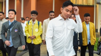 Wakil Presiden Gibran Rakabuming Raka (tengah) bersama mahasiswa berjalan menuju pesawat kepresidenan untuk mengikuti kunjungan kerja di Lanud Halim Perdana Kusuma, Jakarta, Kamis (18/6/2026). [ANTARA FOTO/Indrianto Eko Suwarso/foc]