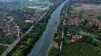 Foto udara kondisi air sungai Ciujung yang menghitam di Tiirtayasa, Kabupaten Serang, Banten, Rabu (17/6/2026). [ANTARA FOTO/Muhammad Bagus Khoirunas/wsj]