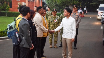 Wakil Presiden Gibran Rakabuming Raka (kanan) menyalami mahasiswa yang akan mengikuti kunjungan kerja sebelum keberangkatan di Lanud Halim Perdana Kusuma, Jakarta, Kamis (18/6/2026). [ANTARA FOTO/Indrianto Eko Suwarso/foc]