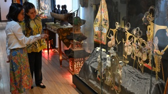 Koordinator Fungsi Penerangan, Sosial dan Budaya Kedubes RI untuk Meksiko, Anggraeni Widiastuti (kiri) menjelaskan kepada pengunjung tentang koleksi Museum Pusat Kebudayaan Indonesia di Kantor Kedubes RI di Mexico City, Meksiko, Jumat (12/6/2026) waktu setempat. [ANTARA FOTO/Aditya Pradana Putra/tom]