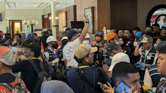 Aparat Jebol Pertahanan Massa Hotel Sultan, Provokator Diamankan dan Tamu Dievakuasi