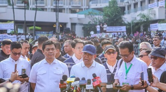 Wakil Menteri Sekretaris Negara Bambang Eko Suhariyanto (tengah) dan Juri Ardiantoro (kedua kiri) menyampaikan keterangan kepada wartawan saat proses eksekusi pengosongan lahan kawasan eks Hotel Sultan di Blok 15 Gelora Bung Karno, Senayan Jakarta, Kamis (18/6/2026). [ANTARA FOTO/Asprilla Dwi Adha/foc]