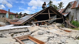Seorang anggota TNI membongkar atap rumah salah seorang warga yang roboh akibat gempa bermagnitudo 6,7 di Desa Kamarora A, Kecamatan Nokilalaki, Sigi, Sulawesi Tengah, Rabu (17/6/2026). [ANTARA FOTO/Basri Marzuki/wsj]