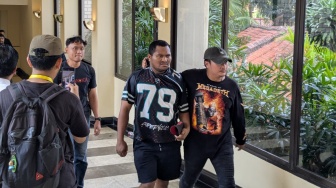 Mencekam! Eksekusi Hotel Sultan Berujung Hujan Batu, 119 Orang Digelandang Polisi