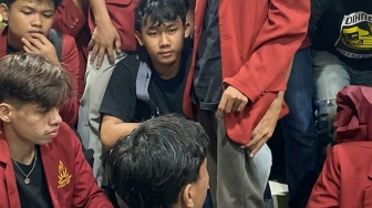 Intel Nekat Masuk UMY Usai Demo, Ratusan Mahasiswa Kepung dan Amankan Anggota Polda DIY