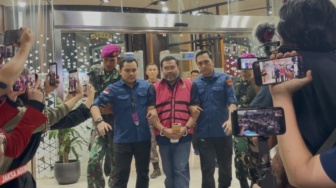 Usai 10 Jam Diperiksa, Sony Sonjaya Keluar dengan Kepala Tegak Tanpa Sepatah Kata