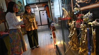 Koordinator Fungsi Penerangan, Sosial dan Budaya Kedubes RI untuk Meksiko, Anggraeni Widiastuti (kiri) menjelaskan kepada pengunjung tentang koleksi Museum Pusat Kebudayaan Indonesia di Kantor Kedubes RI di Mexico City, Meksiko, Jumat (12/6/2026) waktu setempat. [ANTARA FOTO/Aditya Pradana Putra/tom]
