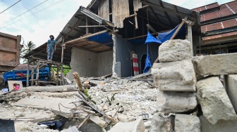 Warga berdiri di depan rumahnya yang rusak berat akibat gempa bermagnitudo 6,7 di Desa Kamarora A, Kecamatan Nokilalaki, Sigi, Sulawesi Tengah, Rabu (17/6/2026). [ANTARA FOTO/Basri Marzuki/wsj]