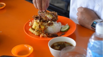 Menikmati Sensasi Bebek Bumbu Hitam Artomoro Jambi, Super Lembut dan Gurih