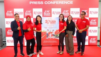 Manajemen Generali Indonesia, Rebecca Tan selaku President Director and CEO (ketiga dari kiri), Jong Wie Siu selaku Chief Product Management and Marketing Officer (ketiga dari kanan), bersama Septi Peni Wulandani sebagai Founder Yayasan Jarimatika (Ibu Profesional) (kedua dari kiri), Dolly Lesmana sebagai Direktur Gofit Indonesia (paling kiri), Ratri Paramita selaku Plt. Direktur Utama Taman Mini Indonesia Indah (kedua dari kanan) dan Ery Makmur sebagai Aktor & Public Figure (paling kanan) saat acara Press Conference Generali Lion Heart Run 2026 di Kantor Pusat Generali Indonesia, Jakarta, Rabu (17/6/2026). [Suara.com/Alfian Winanto] 