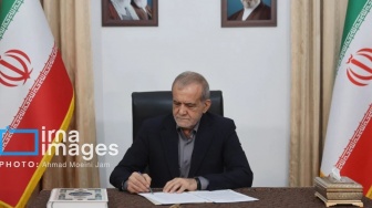 Foto Bersejarah Presiden Masoud Pezeshkian Tanda Tangan Perang AS - Iran Selesai!
