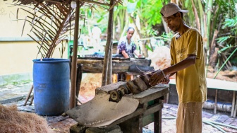 Penjual memarut batang pohon sagu di Tulehu, Kabupaten Maluku Tengah, Maluku, Rabu (17//6/2026). [ANTARA FOTO/Rivan Awal Lingga/tom]