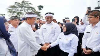 Lantik ASN di Desa Terpencil, KDM Ingatkan Tugas Melayani Masyarakat hingga Pelosok