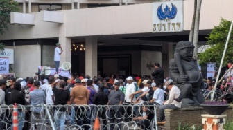 Ketegangan Memuncak di Hotel Sultan: Eksekusi Lahan Jadi Arena Perlawanan