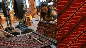 Pengunjung mencoba alat tenun yang menjadi koleksi museum Pusat Kebudayaan Indonesia di Kantor Kedutaan Besar RI di Mexico City, Meksiko, Jumat (12/6/2026) waktu setempat. [ANTARA FOTO/Aditya Pradana Putra/tom] 