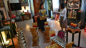 Koordinator Fungsi Penerangan, Sosial dan Budaya Kedubes RI untuk Meksiko, Anggraeni Widiastuti (kanan) menjelaskan kepada pengunjung tentang koleksi Museum Pusat Kebudayaan Indonesia di Kantor Kedubes RI di Mexico City, Meksiko, Jumat (12/6/2026) waktu setempat. [ANTARA FOTO/Aditya Pradana Putra/tom