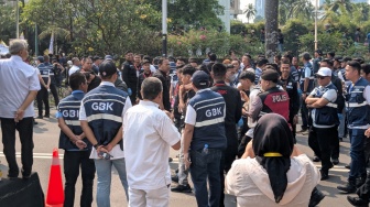 Memanas, Proses Pengosongan Lahan Hotel Sultan Diwarnai Aksi Lempar Batu