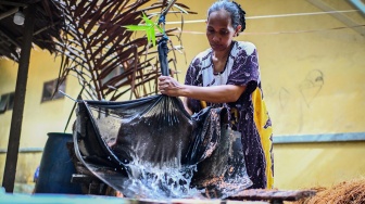 Penjual membuat sagu di Tulehu, Kabupaten Maluku Tengah, Maluku, Rabu (17//6/2026). [ANTARA FOTO/Rivan Awal Lingga/tom]