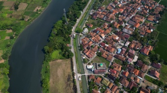 Foto udara kondisi air sungai Ciujung yang menghitam di Tiirtayasa, Kabupaten Serang, Banten, Rabu (17/6/2026). [ANTARA FOTO/Muhammad Bagus Khoirunas/wsj]