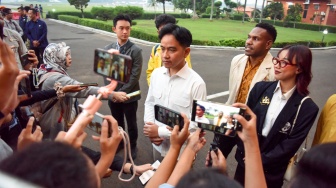 Wakil Presiden Gibran Rakabuming Raka (tengah) bersama mahasiswa yang akan mengikuti kunjungan kerja memberikan keterangan pers sebelum keberangkatan di Lanud Halim Perdana Kusuma, Jakarta, Kamis (18/6/2026). [ANTARA FOTO/Indrianto Eko Suwarso/foc]