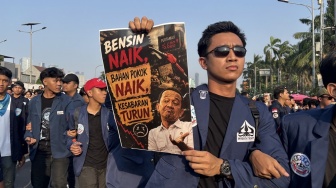 Ribuan Mahasiswa Geruduk DPR Demo Harga BBM, Jalan Gatot Subroto Ditutup