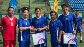 Momen Langka Adam Alis hingga Ajat Sudrajat Berbagi Lapangan, Reuni Lintas Generasi Persib Bandung