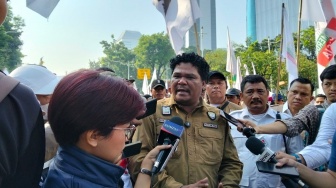 Giliran Kelompok Tani Geruduk Patung Kuda, Suarakan Pengaruh MBG Hingga Reforma Agraria
