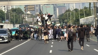 Bawa Jelangkung Hitam ke Gedung DPR, Massa PB HMI: Prabowo atau Pertamax Turun!