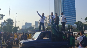 Aksi di DPR, PB HMI MPO Angkat Patung Jelangkung dan Serukan 'Pembebasan Nasional'