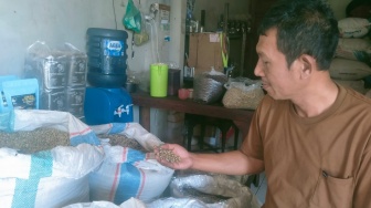 Terjepit Harga Bahan Baku Naik dan Gelombang PHK, Omzet Pengusaha Kopi Sidoarjo Anjlok 50 Persen