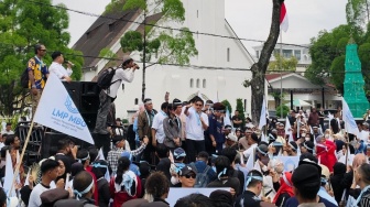 Warga Pendukung MBG Demo di Depan Kantor Gubsu, Sindir Mahasiswa UGM-UI