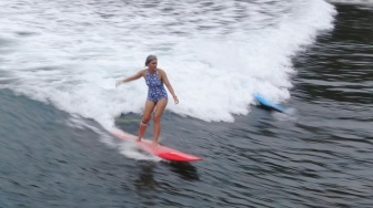 Hari Laut Sedunia: Ketika Surfing Menjadi Cara Perempuan Merawat Kesehatan Mental