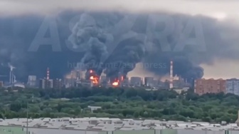 Warga Rusia Dibatasi Beli Bensin Usai Serangan Drone Ukraina Bakar Kilang Minyak Moskow