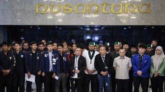 Wakil Ketua DPR Sufmi Dasco Ahmad (tengah) dan Saan Mustopa (keempat kanan) menyampaikan keterangan pers usai menerima perwakilan mahasiswa di Kompleks Parlemen, Senayan, Jakarta, Jumat (19/6/2026). [ANTARA FOTO/Dhemas Reviyanto/kye]