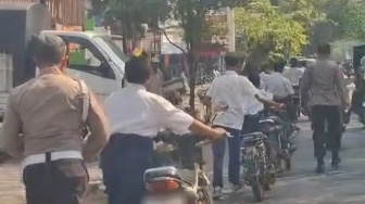 Jelang Suro: Polsek Widodaren Sita 10 Knalpot Brong di Parkiran Sekolah