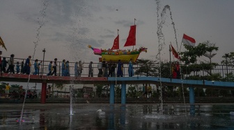 Sejumlah umat Konghucu mengarak kapal naga saat perayaan Peh Cun di Wisata Pantai Pasir Kencana Kota Pekalongan, Jawa Tengah, Jumat (19/6/2026). [ANTARA FOTO/Harviyan Perdana Putra/kye]
