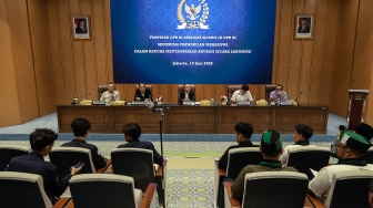 Wakil Ketua DPR Sufmi Dasco Ahmad (tengah), Saan Mustopa (kedua kiri), Ketua Komisi III DPR Habiburokhman (kedua kanan), Wakil Ketua Komisi III DPR Moh. Rano Alfath (kanan), dan Ketua MKD DPR Nazaruddin Dek Gam (kiri) menerima perwakilan mahasiswa di Kompleks Parlemen, Senayan, Jakarta, Jumat (19/6/2026). [ANTARA FOTO/Dhemas Reviyanto/kye]