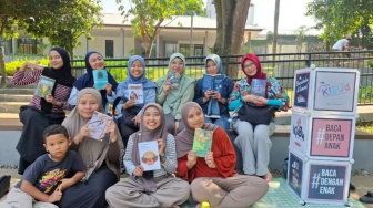 Lari dari Adiksi Gawai dan Stres Domestik: Para Ibu di Klabu Temukan Kewarasan Lewat Literasi