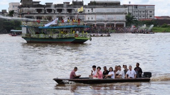 Kapal wisata dan perahu motor membawa penumpang menyusuri Sungai Kapuas saat Festival Peh Cun di Pontianak, Kalimantan Barat, Jumat (19/6/2026). [ANTARA FOTO/Jessica Wuysang/hma]