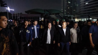 Wakil Ketua DPR Sufmi Dasco Ahmad (tengah) dan Saan Mustopa (kedua kanan) berjalan keluar untuk menemui mahasiswa yang melakukan unjuk rasa di depan Kompleks Parlemen, Senayan, Jakarta, Jumat (19/6/2026). [ANTARA FOTO/Dhemas Reviyanto/kye]